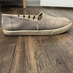 Tom’s classic canvas slipons